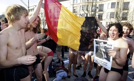 Belgia: 249 de zile de când ţara nu are un guvern legitim. Studenţii protestează în lenjerie intimă
