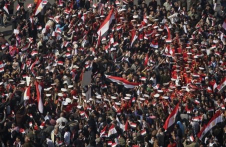 Mii de persoane au celebrat căderea regimului Mubarak, în Piaţa Tahrir din Cairo