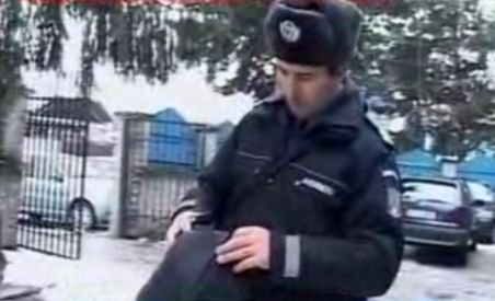 Târgu-Jiu. Un jandarm a returnat o geantă cu 50.000 de euro, uitată într-o parcare