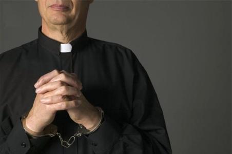 Preot pedofil, condamnat la “o viaţă de rugăciune” de Vatican