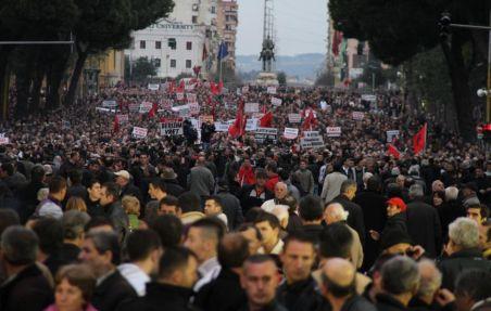 Protestele din lumea arabă cuprind Europa. Zeci de mii de oameni au manifestat în Albania şi Armenia