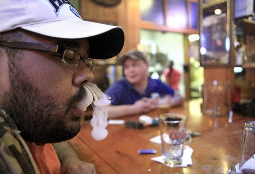 Fumatul ar putea fi interzis în restaurante, baruri, cafenele şi cluburi