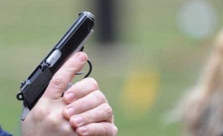 Un tânăr din Corbeanca a fost împuşcat de un poliţist