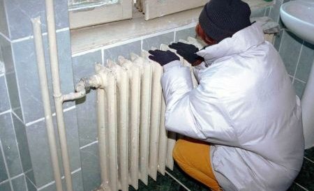 Pacienţii spitalului din Târgu Jiu se spală cu apă încălzită pe calorifere