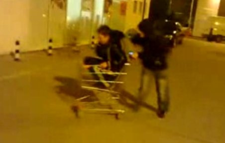 Distracţie într-o parcare de supermarket, o cursă nebună într-un cărucior