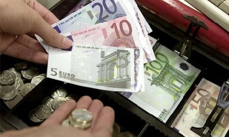 Moneda euro a atins vineri cel mai scăzut nivel din iunie 2010