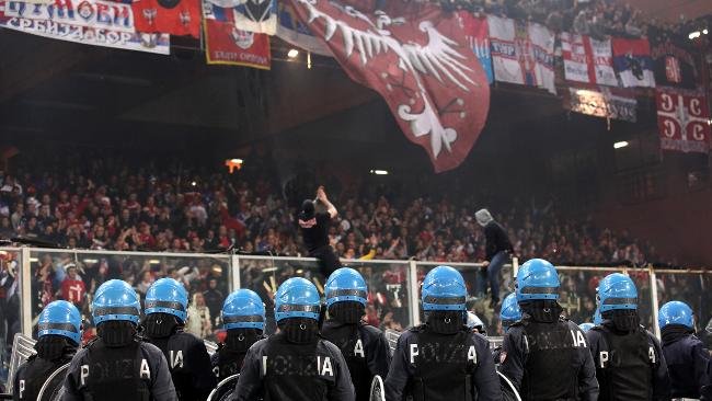 Serbia şi Croaţia riscă excluderea din competiţiile UEFA dacă nu-şi rezolvă problemele cu fanii