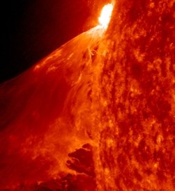 Noi imagini spectaculoase cu o explozie solară