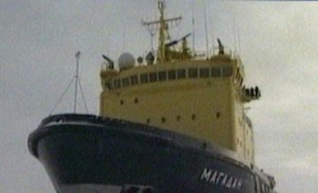 O navă grecească, unde sunt şi trei români, capturată de piraţi somalezi