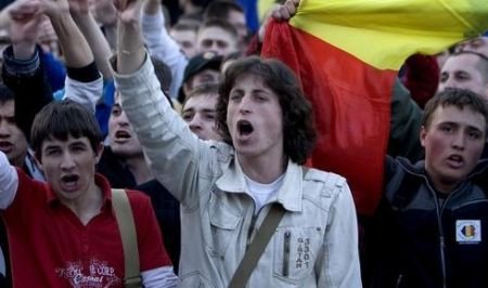 Peste 25.000 de studenţi protestează faţă de noua lege a educaţiei