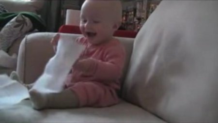 Un bebeluş de opt luni de zile a luat cu asalt site-ul Youtube 