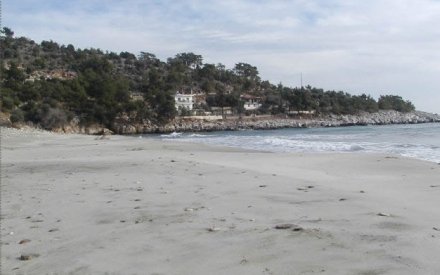 Doi români au găsit o geantă cu explozibil, pe o plajă din Cipru