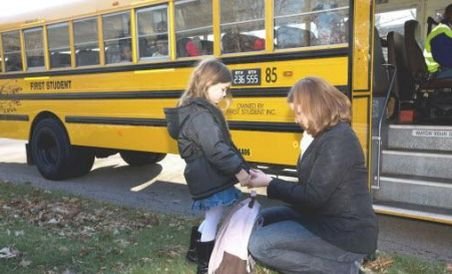 Imagini şocante! Fetiţă bătută de şoferul unui autobuz, pentru că făcea gălăgie 