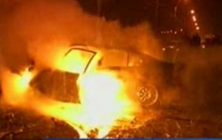  Un bărbat din Bucureşti, la un pas de moarte după ce maşina sa a fost lovită şi a luat foc