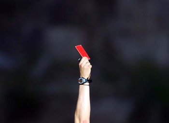 Record în fotbal: Un arbitru a arătat 36 de cartonaşe roşii într-un singur meci