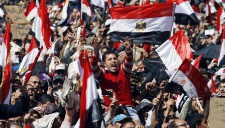 Violenţele reizbucnesc în Egipt. Manifestanţii invadează sediile securităţii pentru a salva arhivele