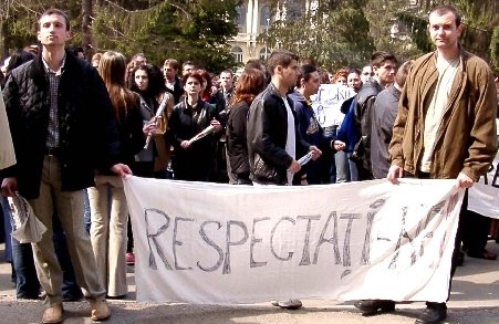 Protestele studenţilor continuă în faţa Ministerului Educaţiei