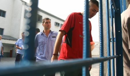  Un deţinut a fugit de sub escorta gardienilor de la Judecătoria Moreni