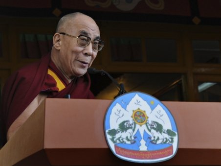Dalai Lama renunţă la rolul său politic