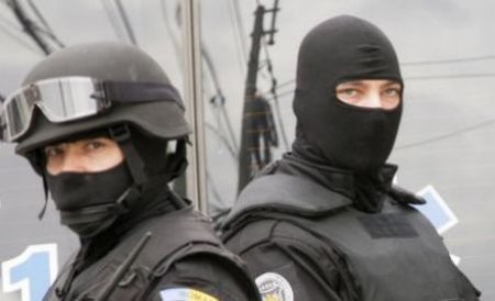  Descinderi la Oraviţa: Şase poliţişti de frontieră acuzaţi de trafic cu ţigări, duşi la audieri