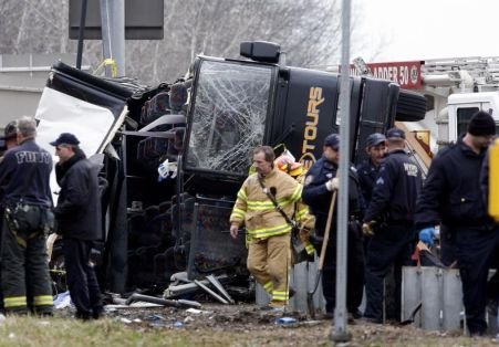 Cel puţin 14 oameni morţi, după răsturnarea unui autobuz cu 32 de persoane, în New York 