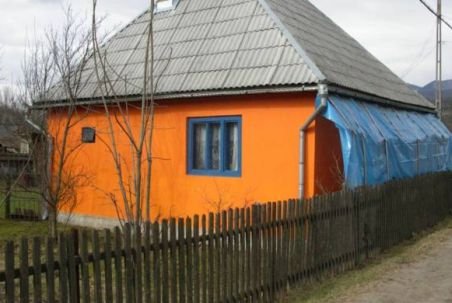 Un primar PDL din Dâmboviţa a vopsit biserica din localitate în portocaliu