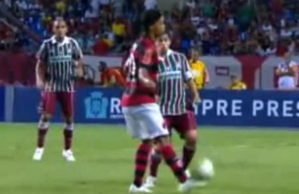 Ronaldinho reuşeşte o preluare incredibilă la meciul Flamengo - Fluminense