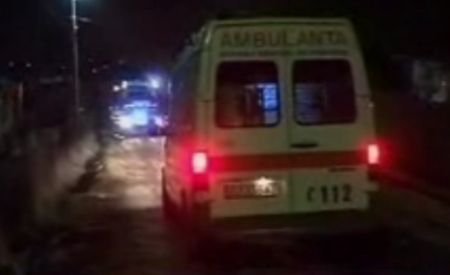Dej: O ambulanţă a rămas blocată în noroi. Pacientul a ajuns la spital cu o maşină privată