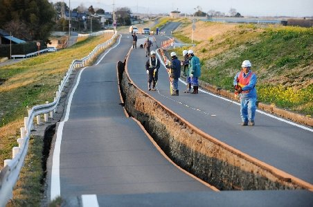 Forbes: Un drum din Japonia distrus de cutremur, reparat în doar patru zile