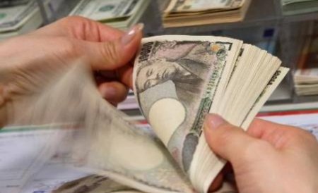 Yenul japonez a atins cel mai ridicat nivel faţă de dolar după Al Doilea Război Mondial