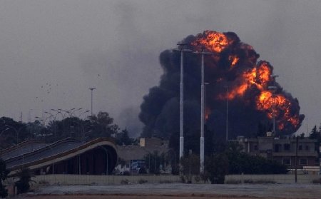 Oraşul Tripoli, bombardat. Armata libiană anunţă un nou armistiţiu