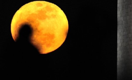 Super Luna în imagini: Cum s-a văzut ineditul fenomen astronomic