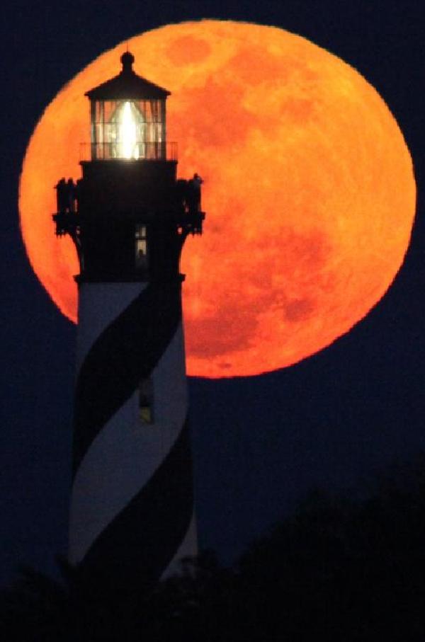 Super Luna în imagini: Cum s-a văzut ineditul fenomen astronomic 90923