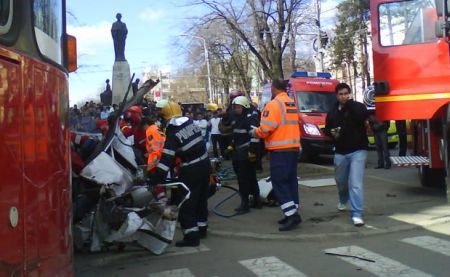 Un mort şi trei răniţi grav la Iaşi, după ce un tramvai rămas fără frâne a lovit mai multe maşini
