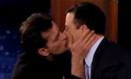 Charlie Sheen l-a sărutat pe Jimmy Kimmel în direct