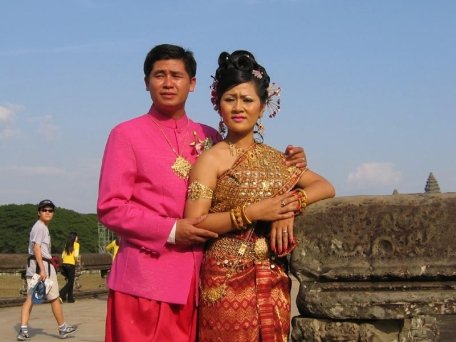 Dacă ai peste 50 de ani şi vrei o soţie din Cambogia, avem veşti proaste: autorităţile interzic căsătoriile cu fetele de aici