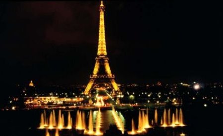 Turnul Eiffel a fost evacuat, din cauza unui colet suspect