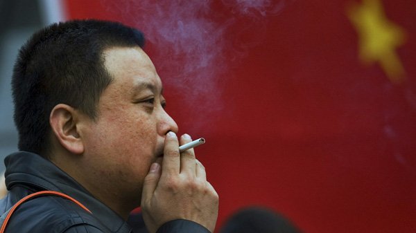 China va interzice fumatul în locurile publice, nu şi la locurile de muncă