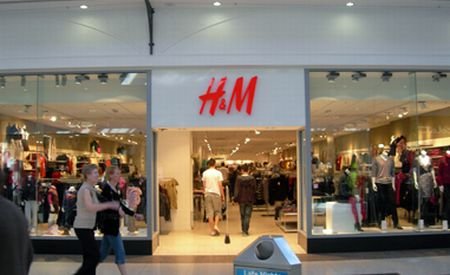 După bătaia pe ulei, românii s-au înghesuit la haine. S-a deschis primul magazin H&amp;M din ţară