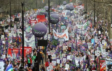 Sute de mii de oameni au protestat, la Londra, faţă de măsurile de austeritate impuse de guvern