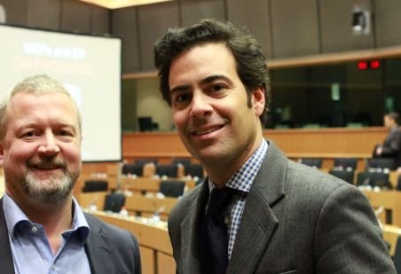 Scandalul euroşpăgii continuă. Un europarlamentar spaniol a fost filmat când accepta mită