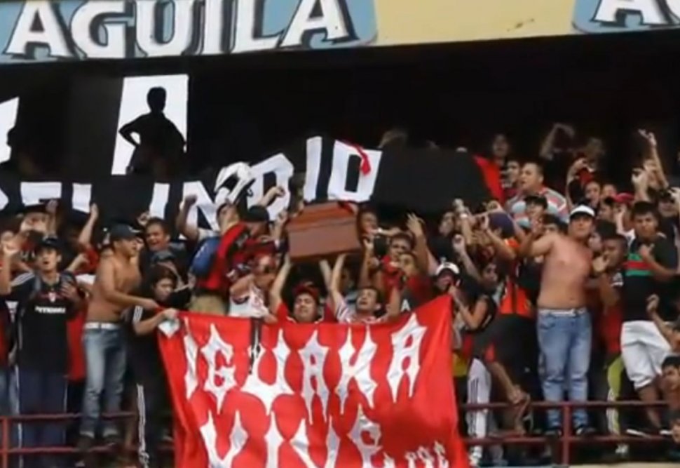 Huliganii echipei Cucuta Deportivo au introdus pe stadion un sicriu în care se afla cadavrul unui fan