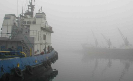 Manevrele navelor în porturile constănţene au fost suspendate din cauza ceţii