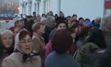 Sute de români s-au călcat în picioare pentru a prinde produse alimentare la promoţie