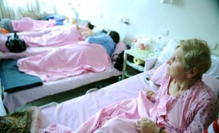Bebeluşi, mame lăuze şi bolnavi, scoşi din spitale: 67 de unităţi medicale, desfiinţate