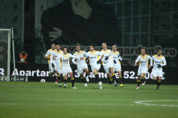 Liga I: Învinsă în ultimul minut la Braşov, Oţelul riscă să piardă primul loc