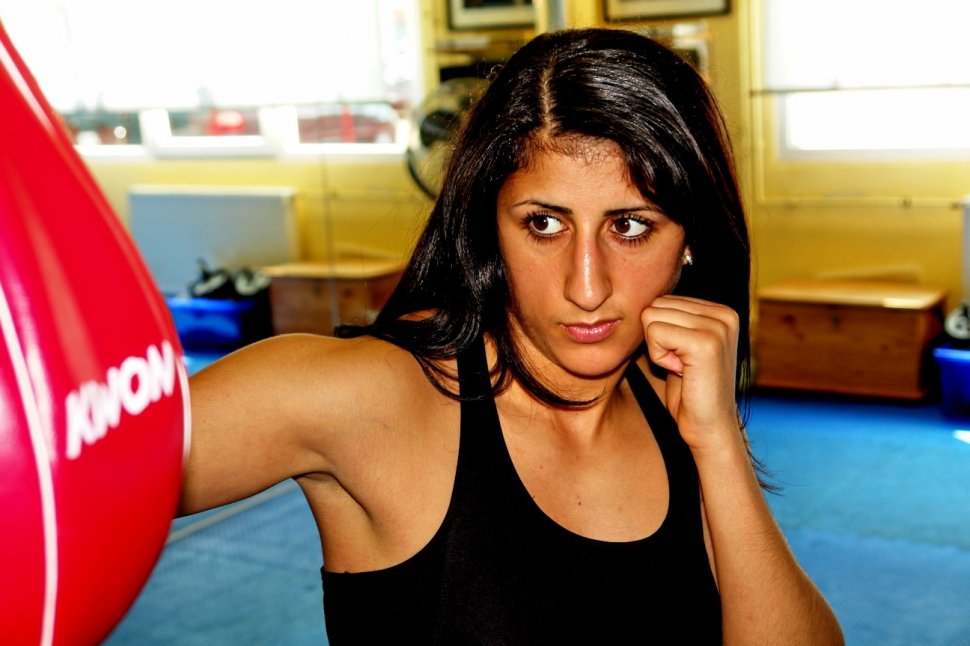 Campioană mondială la box, împuşcată de tatăl ei vitreg înaintea unei partide