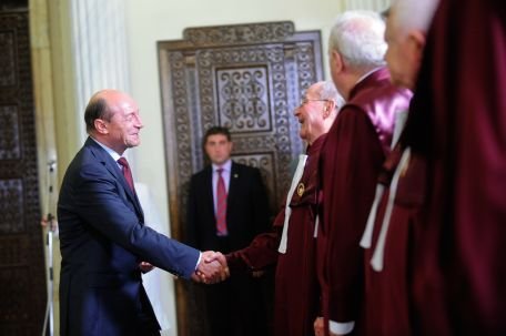 Wikileaks: În 2005, Băsescu intervenea la Curtea Constituţională