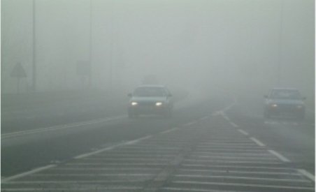 Infotrafic. Ceaţa îngreunează circulaţia pe mai multe drumuri din ţară
