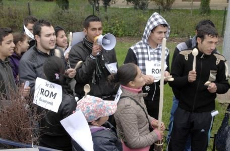 Romii rămân romi. Propunerea de schimbare a termenului în &quot;ţigan&quot; a fost respinsă